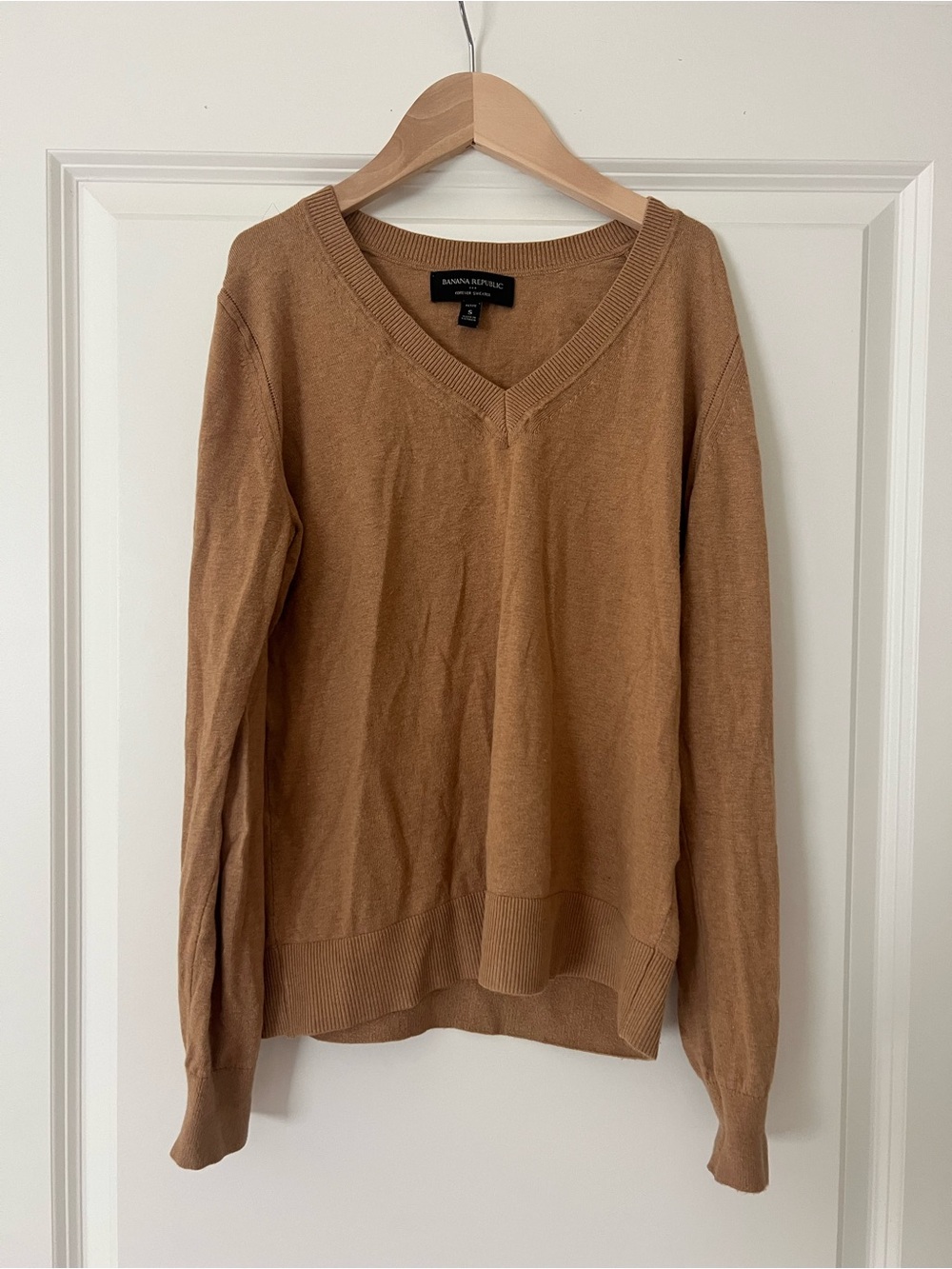 Banana Republic Women's V-Neck Sweater in Camel Brown